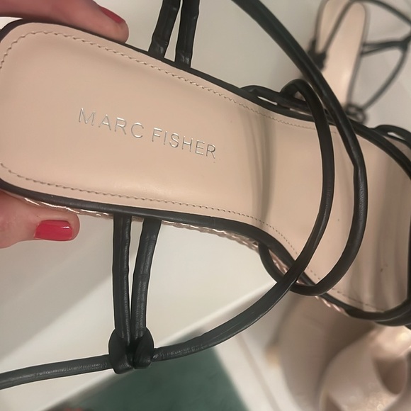 Marc Fisher strappy platform! Like new size 9 black leather - Picture 4 of 4